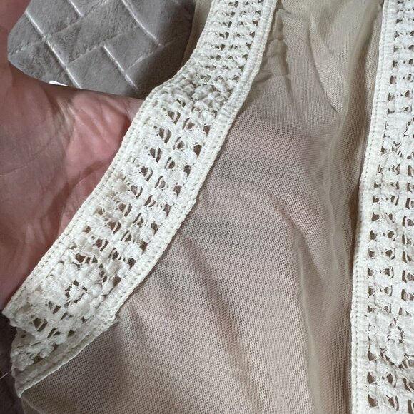 Kimchi Blue Size Small Short Mini Dress Cream White Lace Body Con Heart Buttons - Picture 3 of 9